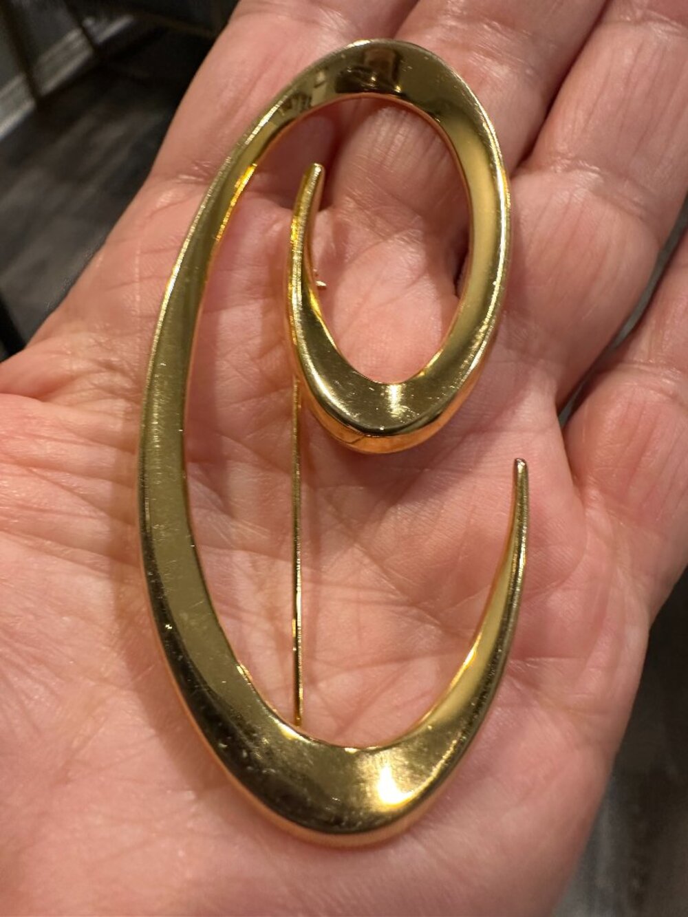 Rare Find Vintage Elegant Textured C-Swirl Brooch Pin